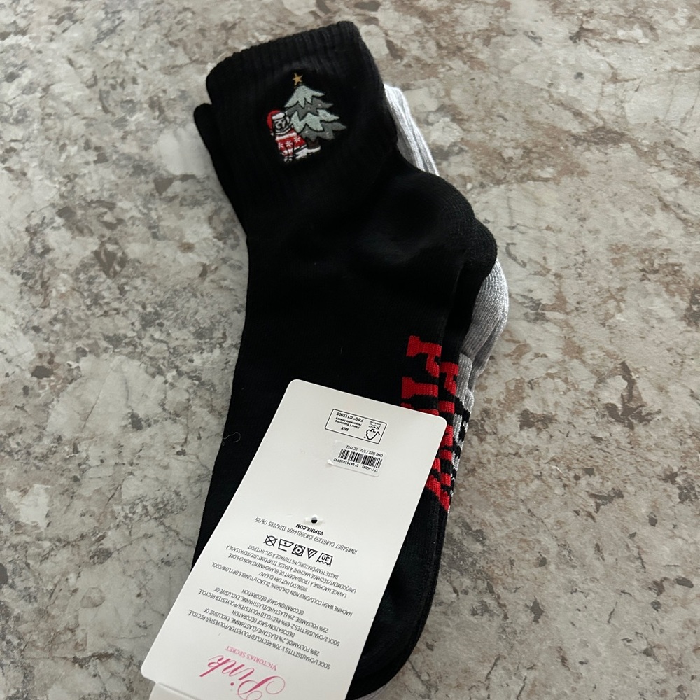 VS PINK Christmas Dog 2-Pack Quarter Socks NEW